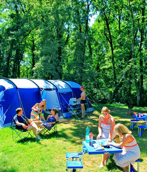 campeurs tente camping Dordogne