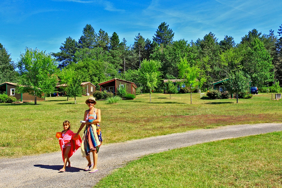 Domaine De Fromengal : Chalets Dans La Prairie