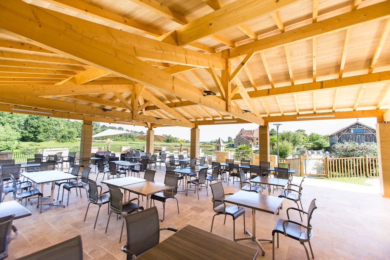 terrasse ombragée camping Buisson de Cadouin