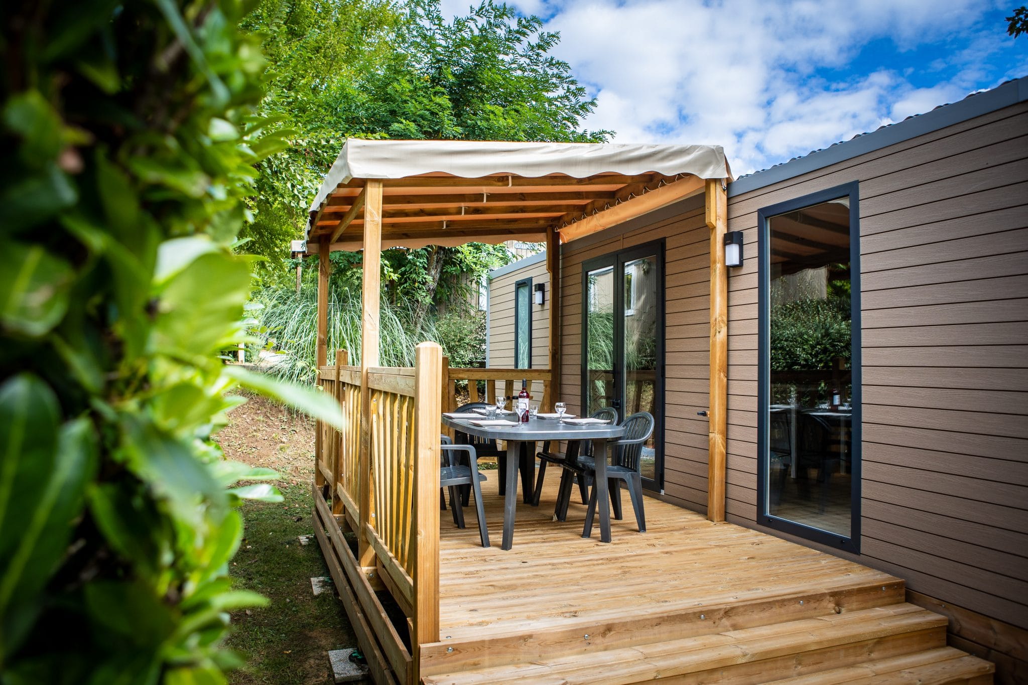 Mobil avec terrasse en bois en Dordogne