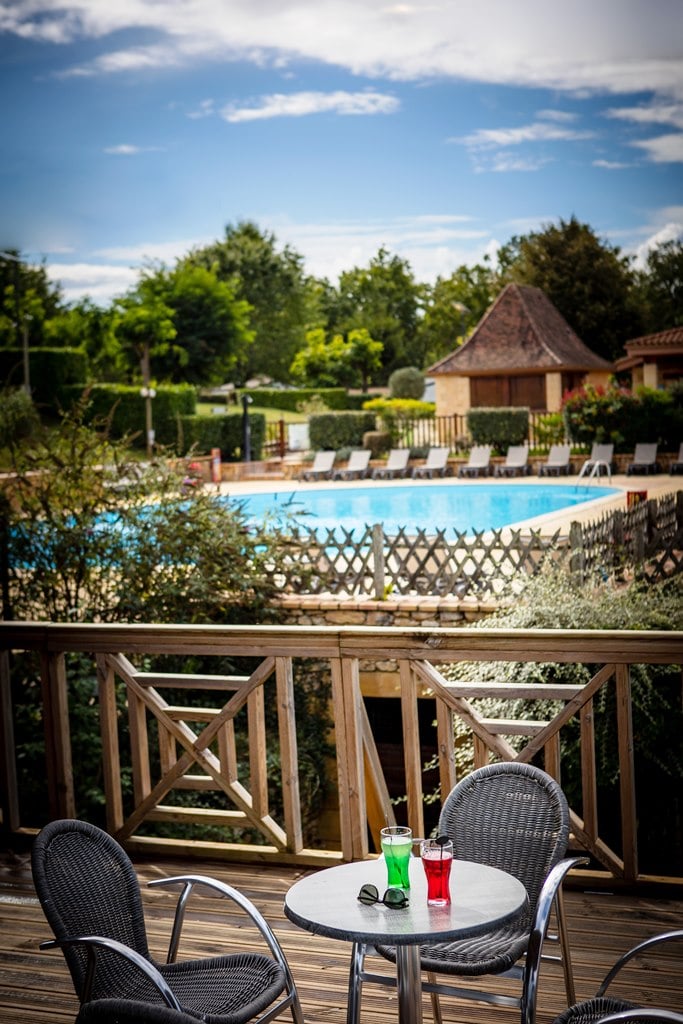 camping avec terrasse et piscine cadouin