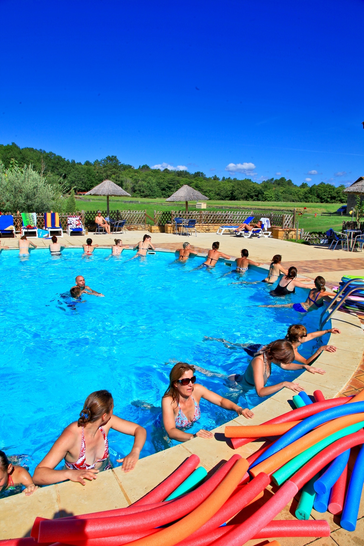 Aquagym à la piscine au camping 5 étoile en Dordogne