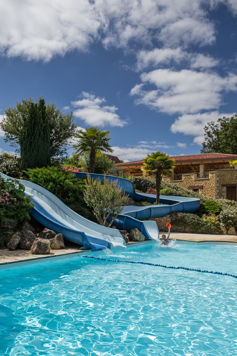 piscine avec toboggans en Dordogne