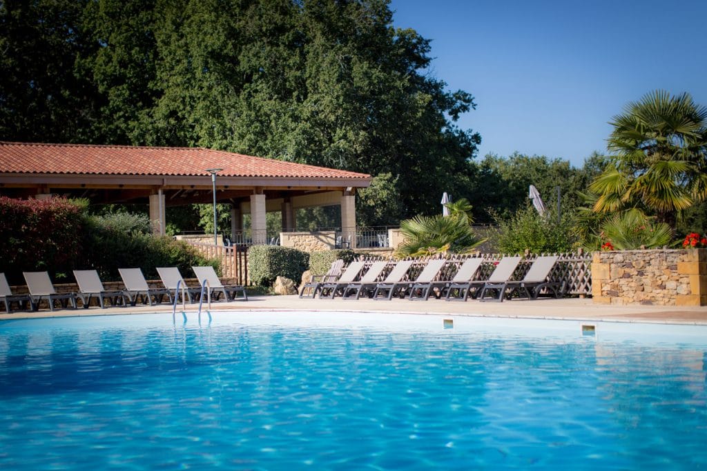 piscine détente au camping 5 étoiles en Dordogne