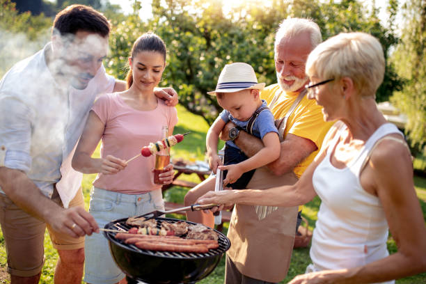 famille autour d'un barbecue au camping Fromengal