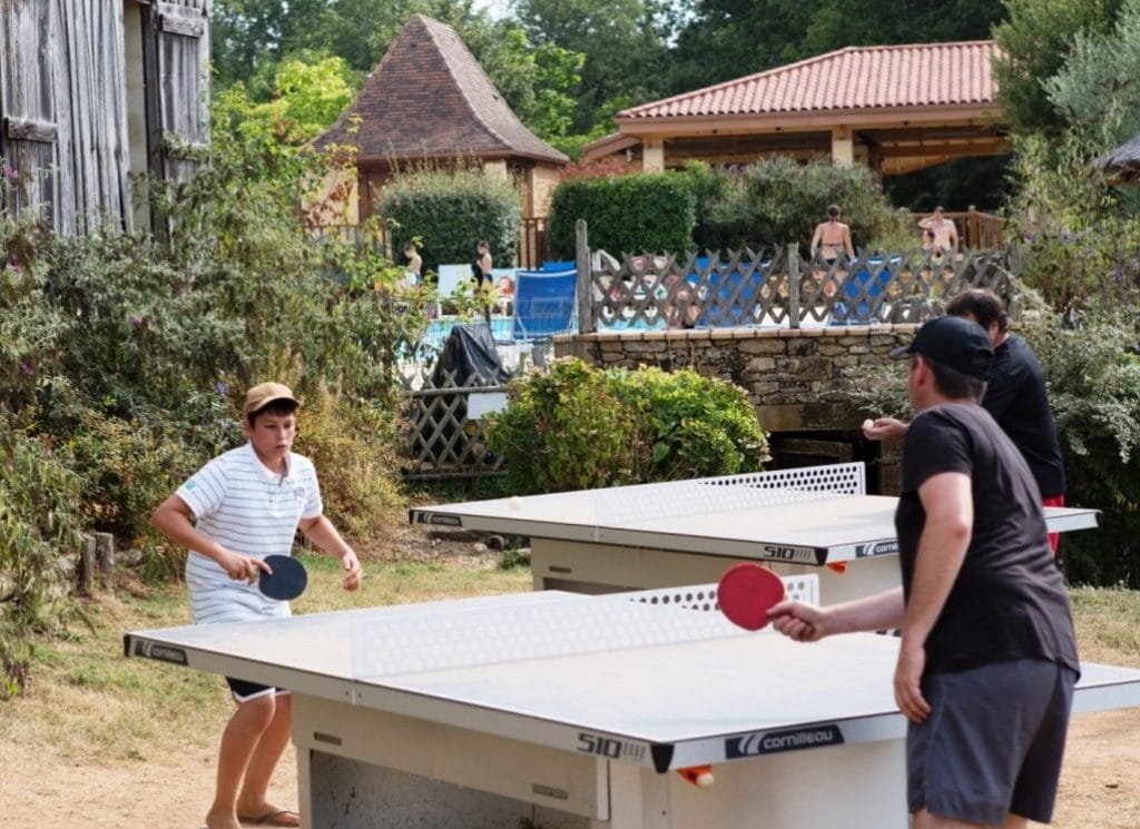 joueur de ping pong camping Fromengal Dordogne